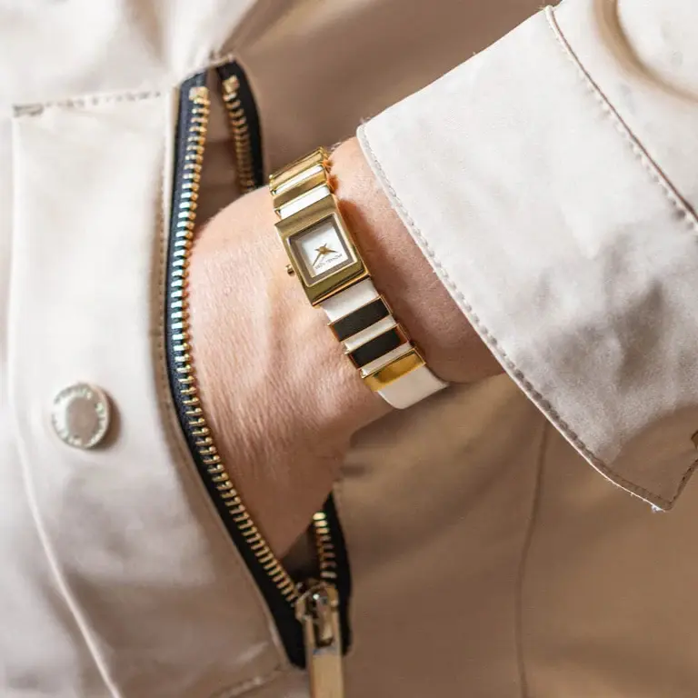 MK4899 שעון מיוחד ואופנתי של מייקל קורס לאישה | דגם ברצועת עור לבנה משולב חוליות זהב | מלאי מוגבל בהחלט | שנתיים אחריות | Darrington Quartz White Dial Ladies Watch MK4899 by Michael Kors