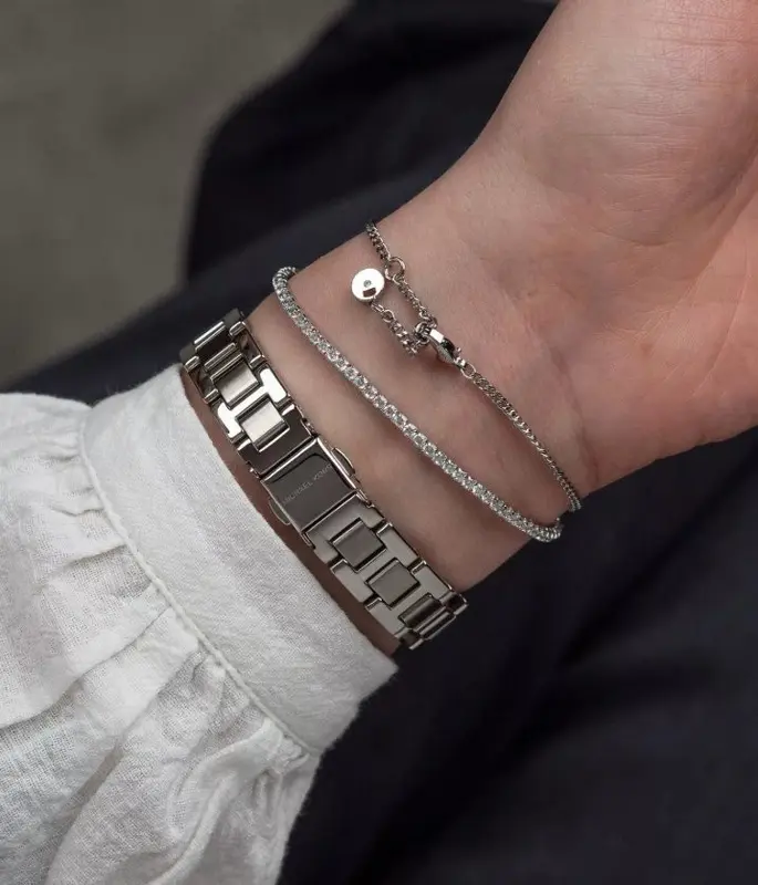 MK7514SET שעון מייקל קורס לנשים | דגם מלבני משובץ | סט מתנה כולל 2 צמידים | לוח ורוד עדין רומי | מלאי מוגבל | שנתיים אחריות | Mini Emery Silver-Tone Watch and Bracelet Gift Set MK7514SET