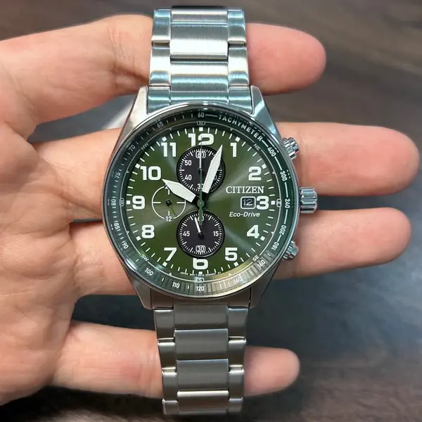 CA0770-56X שעון סיטיזן אקו דרייב סולארי לגברים | דגם חדש ומיוחג בלוח ירוק זרחני עם מספרים | שנתיים אחריות Citizen Eco Drive Chronograph 43mm Mens Watch Green CA0770-56X