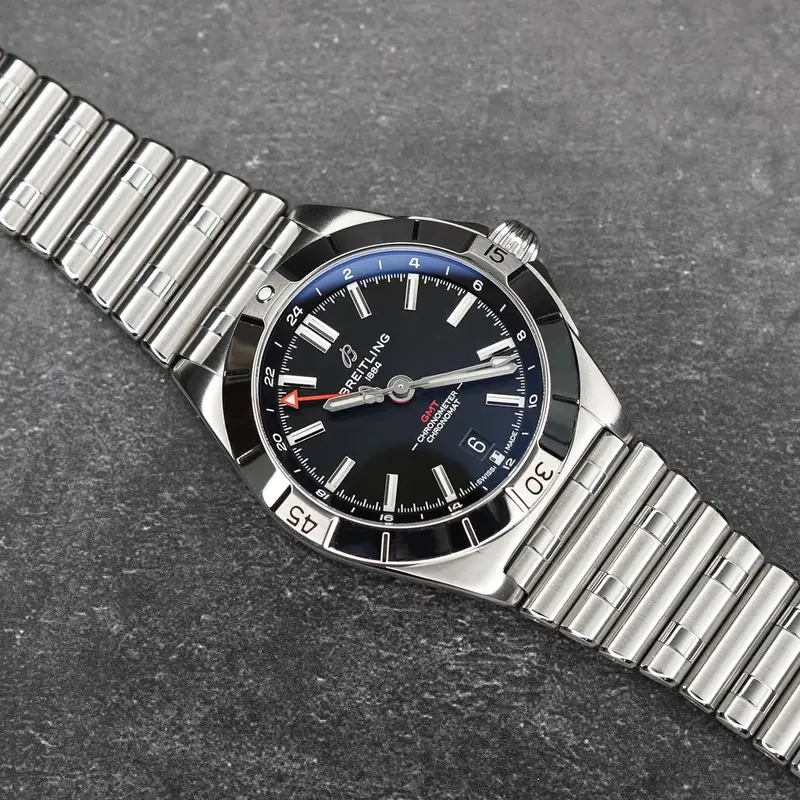 A32398101B1A1 שעון ברייטלינג כרונומט החדש יד 2 שנת 23 סט מלא | שעוון שמור מאד בלוח שחור | דגם GMT Breitling Chronomat Automatic GMT 40 Black Dial