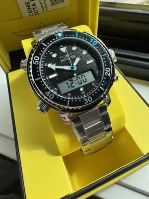 48370 שעון אינוויקטה אנלוגי דיגיטלי לגברים | דגם ברצועת פלדת אל חלד | לוח שחור זרחני באזל טורקיז | כולל תאורה שעון מעורר ועוד |Pro Diver Alarm Chronograph Quartz Analog-Digital Black Dial Men';s Watch