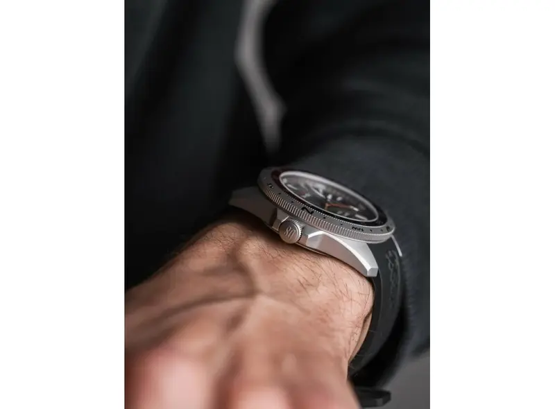 C047.452.17.081.01 שעון חדש של סרטינה לגברים | דגם ספורטיבי ברצועת סיליקון| באזל שחור אדום | דגם GMT | 5 שנות אחריות | Certina DS DS-X GMT 41mm Grey Dial Rubber Men';s Watch C0474521708101