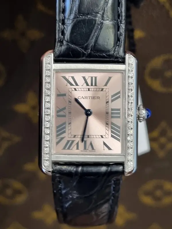 3170 שעון יד קרטייה טנק לאישה דגם 25 מ';';מ יד 2 שמור מאד | לוח ורוד סלומון מיוחד עם שיבוץ יהלומים | רצועה חדשה כולל כל התעודות וקופסא | שנה אחריות | Cartier Tank SOLO Small Ladies Pink Dial Diamonds