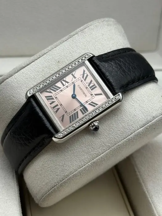 3170 שעון יד קרטייה טנק לאישה דגם 25 מ';';מ יד 2 שמור מאד | לוח ורוד סלומון מיוחד עם שיבוץ יהלומים | רצועה חדשה כולל כל התעודות וקופסא | שנה אחריות | Cartier Tank SOLO Small Ladies Pink Dial Diamonds