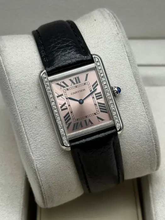 3170 שעון יד קרטייה טנק לאישה דגם 25 מ';';מ יד 2 שמור מאד | לוח ורוד סלומון מיוחד עם שיבוץ יהלומים | רצועה חדשה כולל כל התעודות וקופסא | שנה אחריות | Cartier Tank SOLO Small Ladies Pink Dial Diamonds