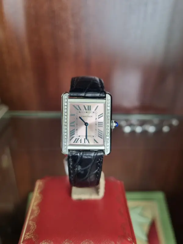 3170 שעון יד קרטייה טנק לאישה דגם 25 מ';';מ יד 2 שמור מאד | לוח ורוד סלומון מיוחד עם שיבוץ יהלומים | רצועה חדשה כולל כל התעודות וקופסא | שנה אחריות | Cartier Tank SOLO Small Ladies Pink Dial Diamonds