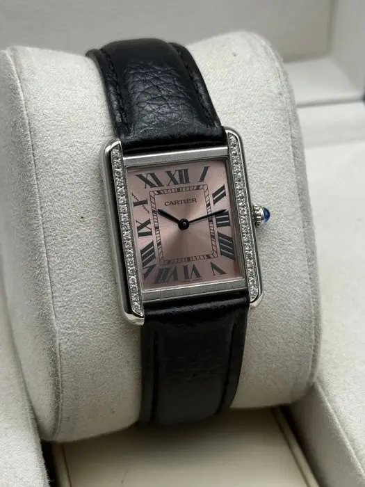 3170 שעון יד קרטייה טנק לאישה דגם 25 מ';';מ יד 2 שמור מאד | לוח ורוד סלומון מיוחד עם שיבוץ יהלומים | רצועה חדשה כולל כל התעודות וקופסא | שנה אחריות | Cartier Tank SOLO Small Ladies Pink Dial Diamonds