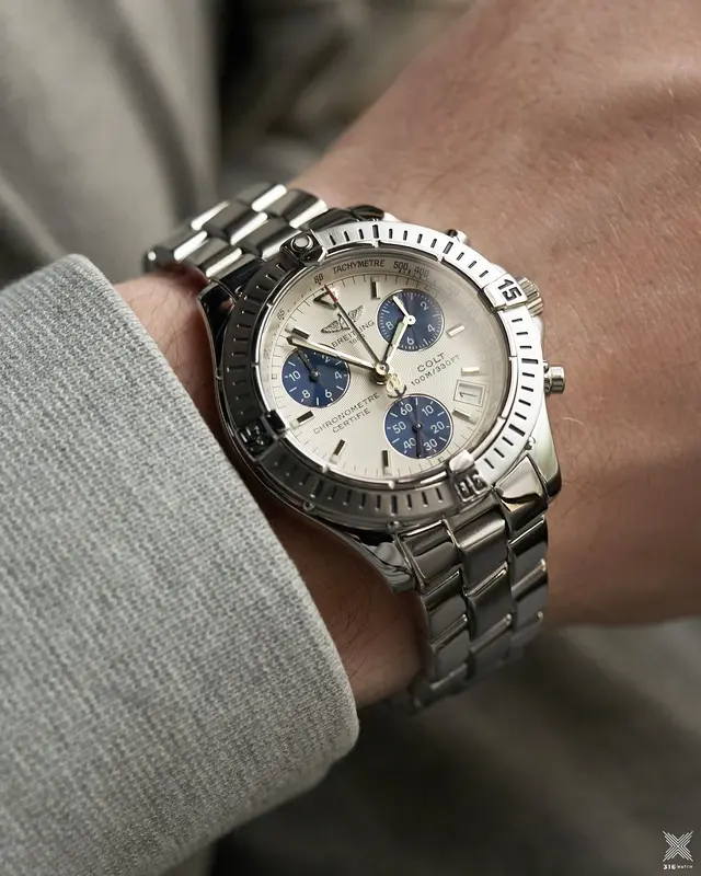 A73350 שעון יד ברייטלינג יד 2 לגברים | דגם קולט 38 מ';';מ | לוחפנדה מיוחד לבן עם כחול | שעון יוקרתי כולל אחריות | Breitling Colt Chronograph Stainless Steel Mens Watch A73350