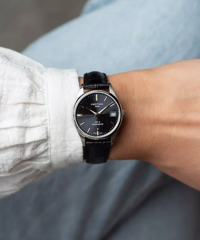 C033.251.16.351.01 שעון יד סרטינה לנשים | דגם די אס 8 בלוח שחור מיוחד | מחוגים זהב למראה יוקרתי | מנגנון שווצרי כרונומטר מדוייק | רצועת עור עם 5 שנים אחריות | C0332511635101 Certina DS-8 Lady ladies w