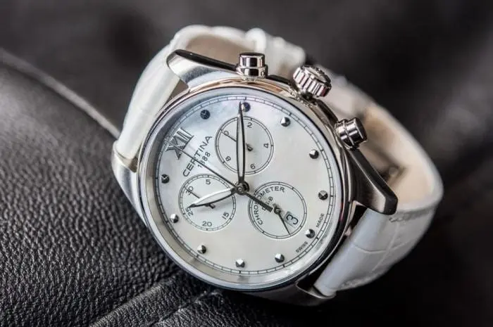 C033.234.16.118.00 שעון יוקרתי אלגנטי ומיוחד לאישה בלוח פנינה | דגם כרונוגרף ספורטיבי ברצועת עור לבנה | 5 שנים אחריות | C0332341611800 Certina Urban DS-8 Chrono Lady Women';s Watch