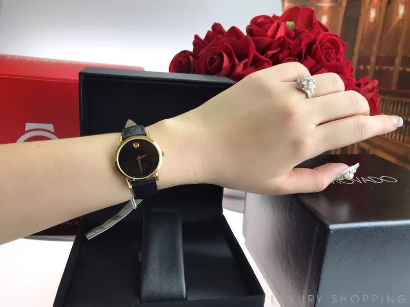 0607205 שעון מובאדו לנשים מסדרת מוזיאון | שעון זהב ברצועת עור שחורה | דגם קלאסי אלגנטי שווצרי | שנתיים אחריות יבואן רשמי | מלאי מוגבל | Movado 0607205 Museum 28mm Women';s Black Leather