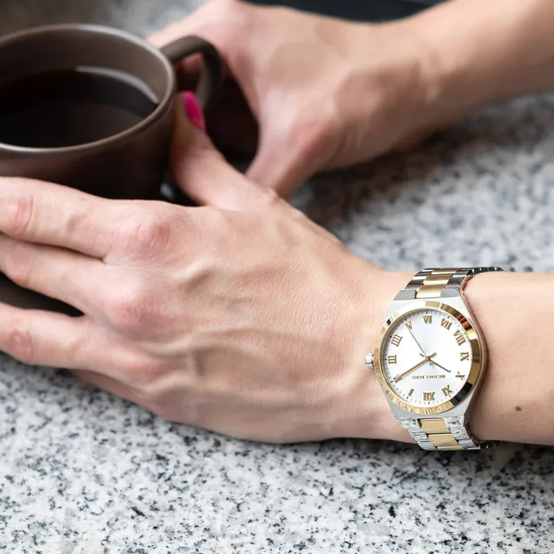 MK7464 שעון מייקל קורס יבואן רשמי לנשים | דגם משולב זהב | לוח רומי לבן קלאסי ואלגנטי | מלאי מוגבל | כולל שנתיים אחריות פלאנט |Michael Kors Lennox Steel Bracelet White Dial Women';s Watch MK7464