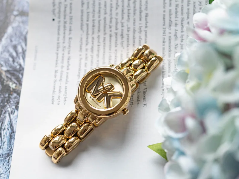 MK4923 שעון מייקל קורס יבואן רשמי לנשים | דגם חדש בלוח זהב 3D ממותג | שעון זהב אופנתי יוקרתי | שנתיים אחריות פלאנט טיים | Michael Kors Phoebe Women';s Watch MK4923