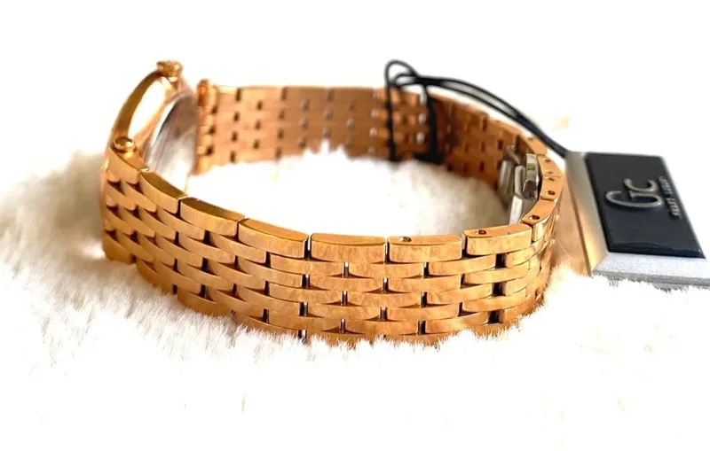 GC-X57003L1S שעון GC שווצרי לאישה | דגם רוז גולד בלוח רומי עם תאריכון | שעון אופנתי איכותי כולל שנתיים אחריות יבואן רשמי | Guess Collection Rose Gold Tone 28mm Silver Dial Women';s Watch X57003L1S