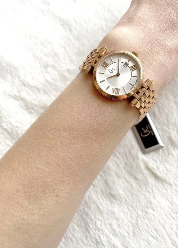 GC-X57003L1S שעון GC שווצרי לאישה | דגם רוז גולד בלוח רומי עם תאריכון | שעון אופנתי איכותי כולל שנתיים אחריות יבואן רשמי | Guess Collection Rose Gold Tone 28mm Silver Dial Women';s Watch X57003L1S