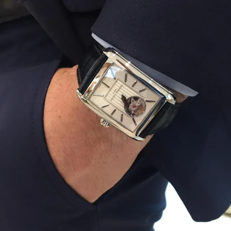 FC-311S4C6 שעון אלגנטי יוקרתי מלבני של פרדריק קונסטנט לגברים | לוח כסוף סאנריי עם לב פתוח | מנגנון אוטומטי גב שקוף | שנתיים אחריות יבואן רשמי | Carr?e Heart Beat Automatic FC-311S4C6