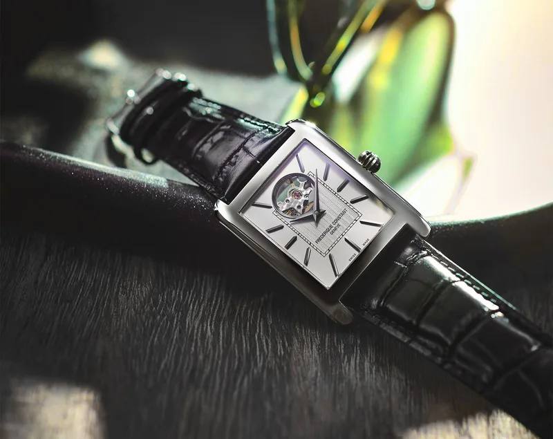 FC-311S4C6 שעון אלגנטי יוקרתי מלבני של פרדריק קונסטנט לגברים | לוח כסוף סאנריי עם לב פתוח | מנגנון אוטומטי גב שקוף | שנתיים אחריות יבואן רשמי | Carr?e Heart Beat Automatic FC-311S4C6