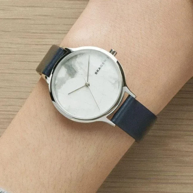 SKW2719 שעון יד סקאגן דנמרק לנשים | דגם בלוח שיש מיוחד | רצועת עור כחולה ואלגנטית | שנתיים אחריות יבואן רשמי | Skagen Anita 34mm Steel White Dial & Blue Band Ladies Quartz Watch SKW2719