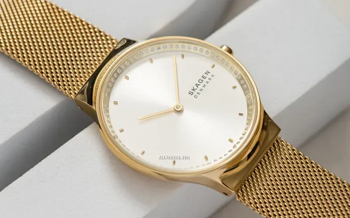SKW3027 שעון סקאגן זהב לאישה | דגם ברצועת רשת אופנתית | לוח כסוף משובץ זרקונים | שעון יד עם שנתיים אחריות יבואן רשמי | NEW Skagen Women';s Freja Quartz Watch w MESH Stainless Steel Strap Gold SKW3027