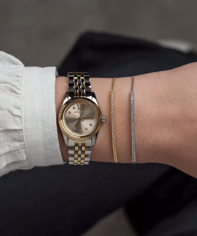 MK4815SET שעון סט צמידים של מייקל קורס עם שעון לאישה | דגם משולב זהב | לוח כסוף משובץ | מלאי מוגבל | שנתיים אחריות | MK4815SET Michael Kors Lexington SET watch