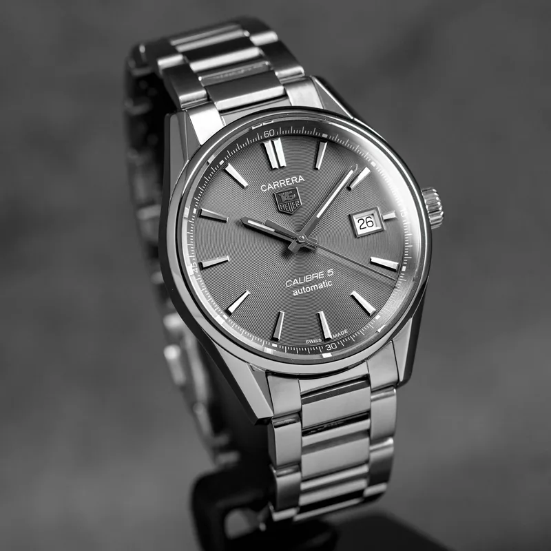 WAR211C.BA0782 שעון טאג הויאר אוטומטי לגברים מסדרת קררה היוקרתית | שעון יד 2 שמור מאד | לוח אפור סאנריי מיוחד | אחריות קופסא וספרים | גב אחורי שקוף | קליבר 5 המוצלח | TAG Heuer WAR211C.BA0782