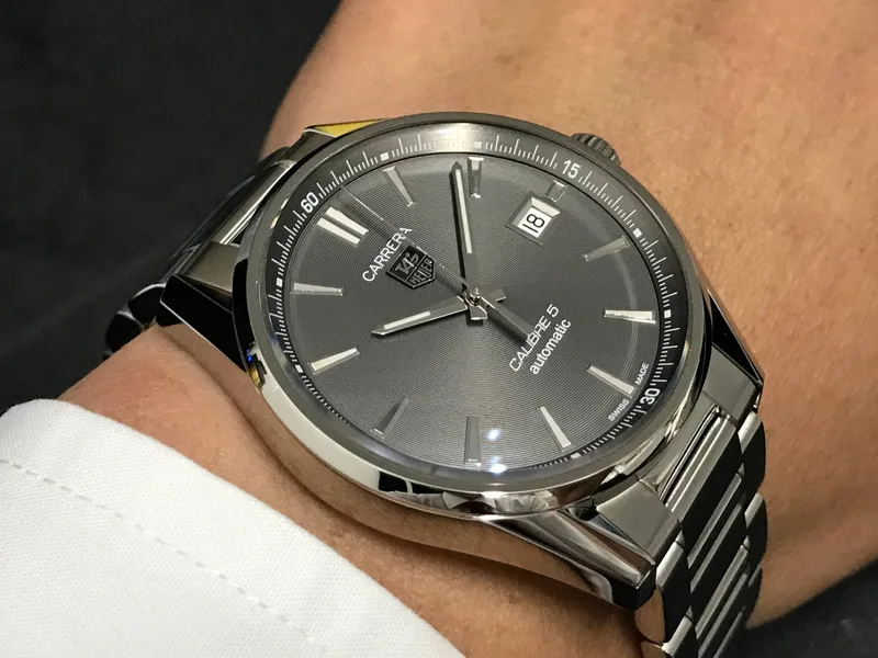 WAR211C.BA0782 שעון טאג הויאר אוטומטי לגברים מסדרת קררה היוקרתית | שעון יד 2 שמור מאד | לוח אפור סאנריי מיוחד | אחריות קופסא וספרים | גב אחורי שקוף | קליבר 5 המוצלח | TAG Heuer WAR211C.BA0782