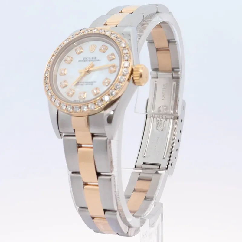 67183 רולקס יד 2 לנשים קוטר 26 מ';';מ לאישה | דגם בלוח פנינה משובץ יהלומים בבאזל ובלוח | רצועת זהב 18K מנגנון אוטומטי | שנת 2002 סדרת Y | 6 חודשים אחריות | Rolex 26mm Yellow Gold & Steel White MOP Diamo
