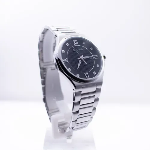 96D156 שעון יד בולובה אלגנטי ספורטיבי לגברים | דגם בלוח שחור מיוחד משובץ 8 יהלומים | שנתיים אחריות | מלאי מוגבל | Bulova Men';s 96D156 Diamond Accent Watch