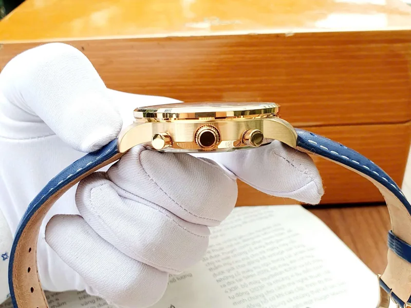 CA4503-00L שעון יד סיטיזן רוז גולד לגברים | דגם ספורטיבי אלגנטי בלוח כחול זרחני | רצועה כחולה | דגם כרונוגרף אקו דרייב סולארי | Eco-Drive Chronograph Blue Dial Men';s Watch CA4503-00L by Citizen