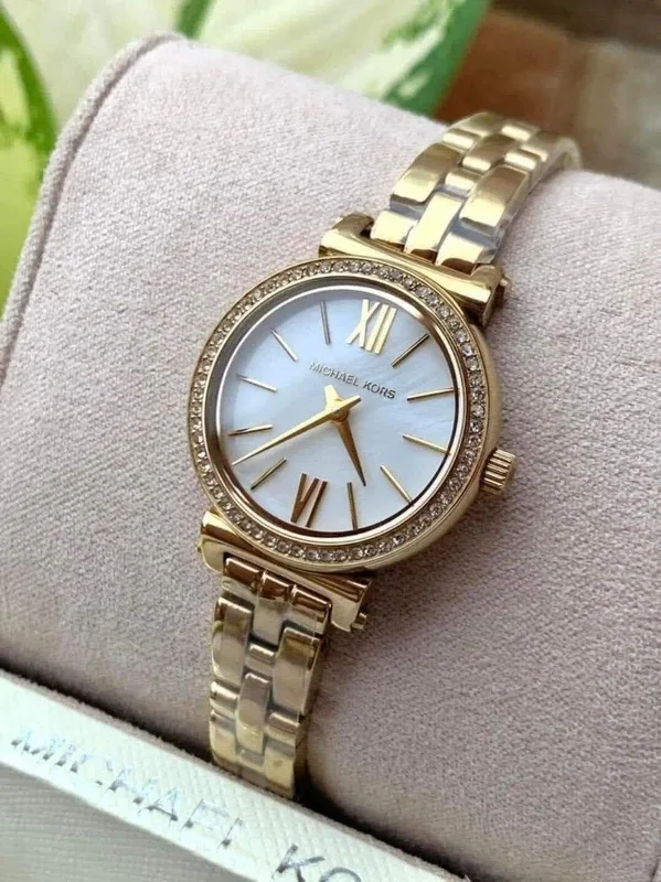MK3833 שעון מייקל קורס קולקצייה חדשה לנשים | דגם זהב בלוח לבן פנינה רומי | באזל משובץ זקונים | שנתיים אחריות | Michael Kors MK3833 Women';s Sofie Gold Toned Watch