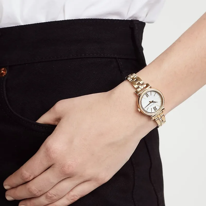 MK3833 שעון מייקל קורס קולקצייה חדשה לנשים | דגם זהב בלוח לבן פנינה רומי | באזל משובץ זקונים | שנתיים אחריות | Michael Kors MK3833 Women';s Sofie Gold Toned Watch