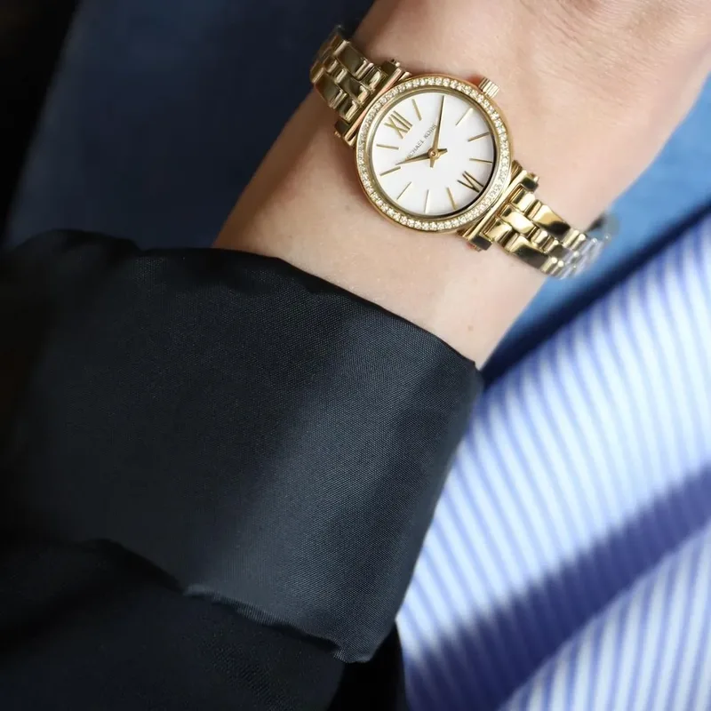 MK3833 שעון מייקל קורס קולקצייה חדשה לנשים | דגם זהב בלוח לבן פנינה רומי | באזל משובץ זקונים | שנתיים אחריות | Michael Kors MK3833 Women';s Sofie Gold Toned Watch