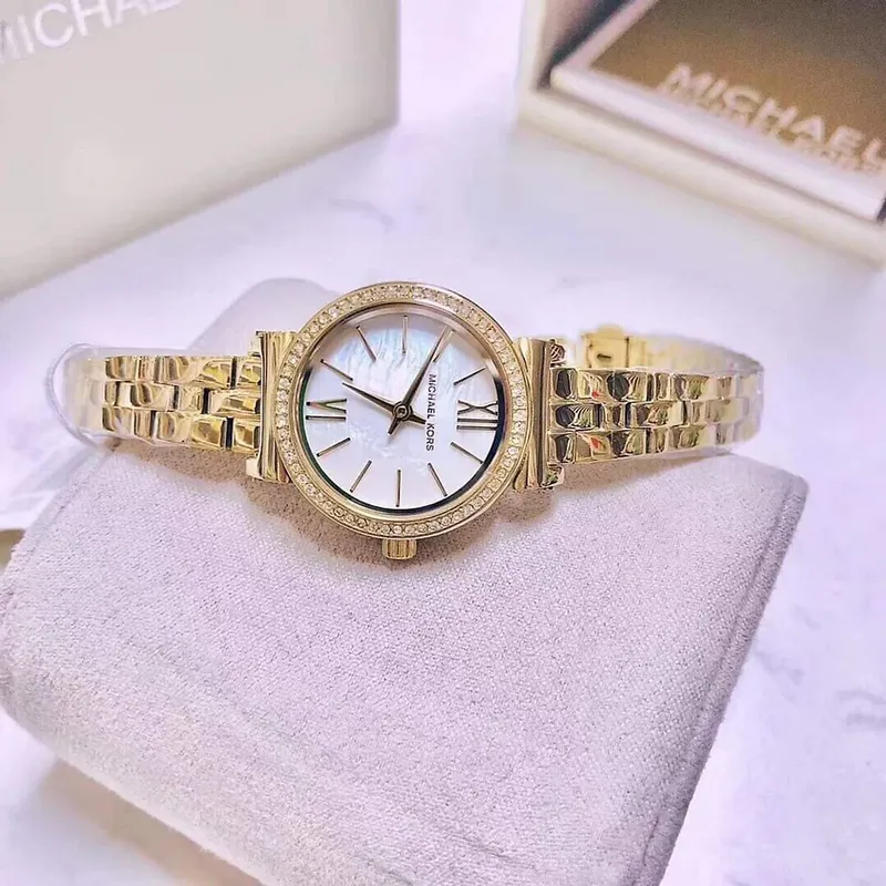 MK3833 שעון מייקל קורס קולקצייה חדשה לנשים | דגם זהב בלוח לבן פנינה רומי | באזל משובץ זקונים | שנתיים אחריות | Michael Kors MK3833 Women';s Sofie Gold Toned Watch