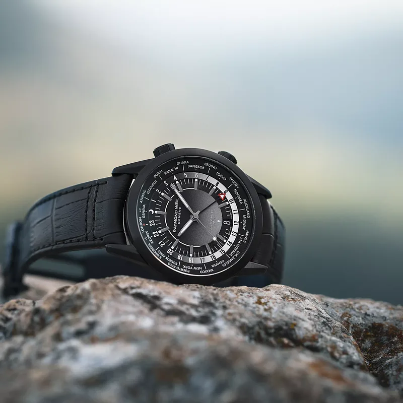2765-BKC-20001 שעון חדש של ריימונד ווייל לגברים | דגם GMT אוטומטי וורלד טיימר | רצועת עור כולל שנתיים אחריות יבואן רשמי | Frelancer GMT Automatic Black Dial Men';s Watch 2765-BKC-20001 by Raymond We