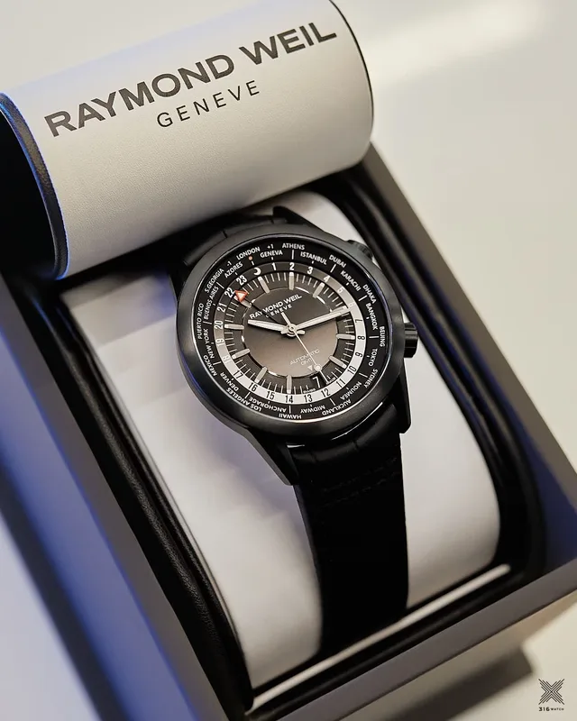 2765-BKC-20001 שעון חדש של ריימונד ווייל לגברים | דגם GMT אוטומטי וורלד טיימר | רצועת עור כולל שנתיים אחריות יבואן רשמי | Frelancer GMT Automatic Black Dial Men';s Watch 2765-BKC-20001 by Raymond We