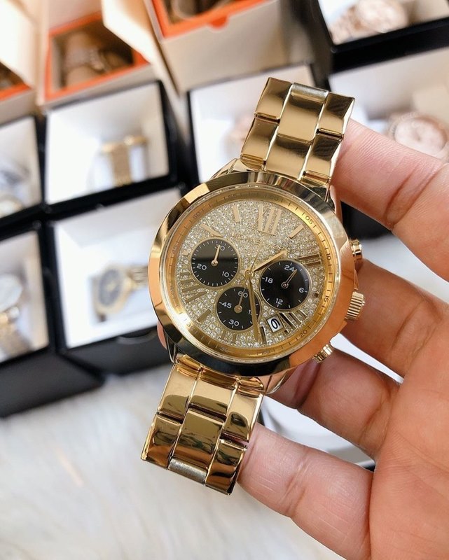 MK6569 שעון מייקל קורס זהב עם לוח זרקונים | דגם יוניסקס 40 מ';';מ | כרונוגרף שחור למראה יוקרתי | שנתיים אחריות | קולקציית שעונים חדשה של המותג Michael Kors | Bradshaw Chronograph Gold-Tone MK6569