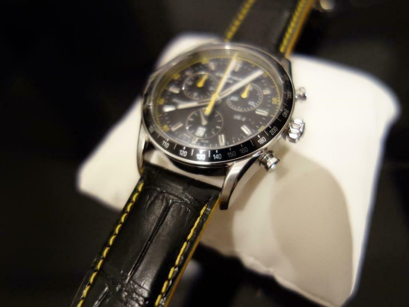 שעון סרטינה לגבר ספורטיבי אלגנטי | לוח שחור משולב צהוב ורצועת עור עם תפרים צהובים למראה מושלם | 5 שנים אחריות | Certina DS-2 Precidrive Chronograph C024.447.16.051.01